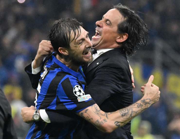 Acerbi e Inzaghi si abbracciano dopo Inter-Barcellona