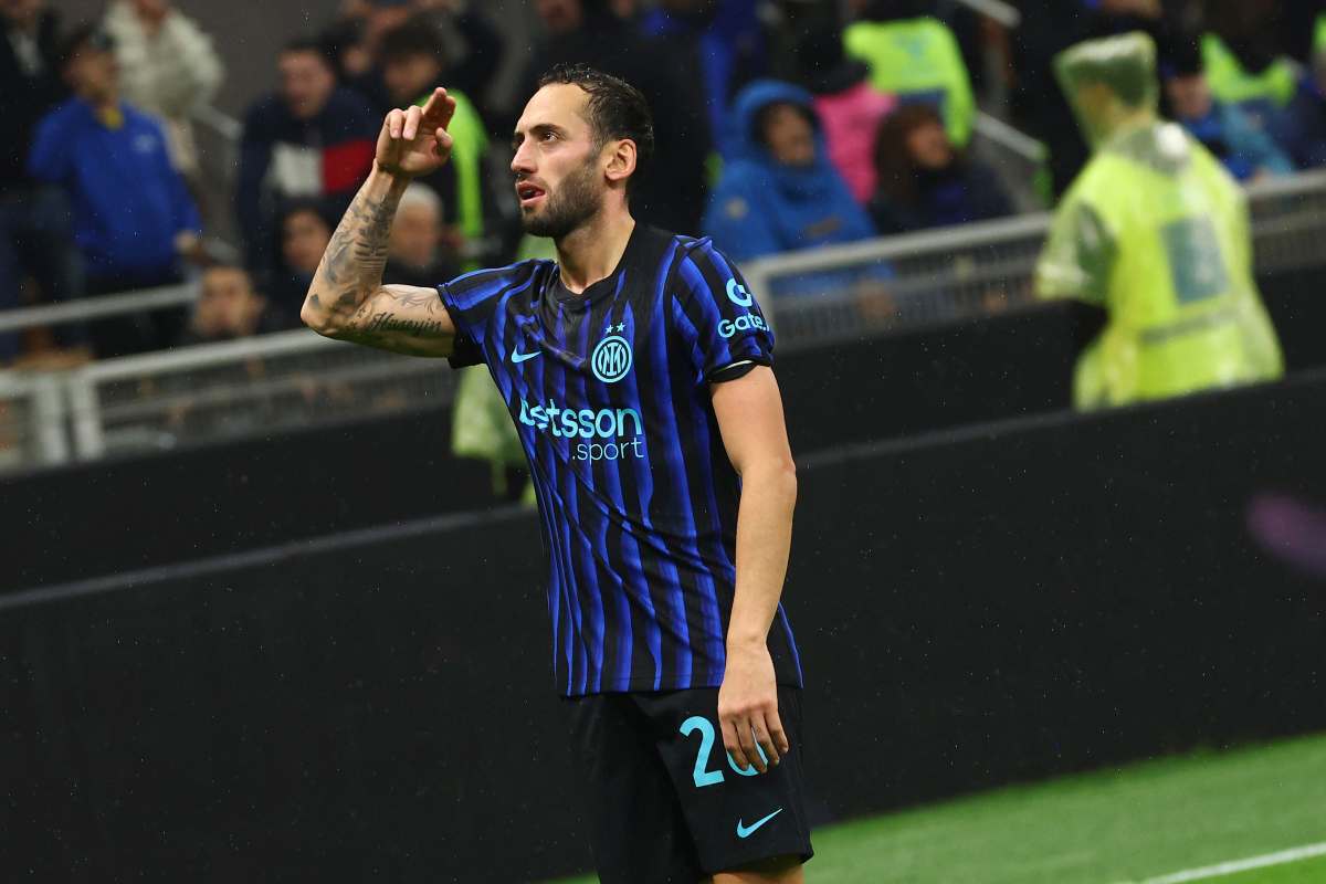Calhanoglu durante una partita dell'Inter