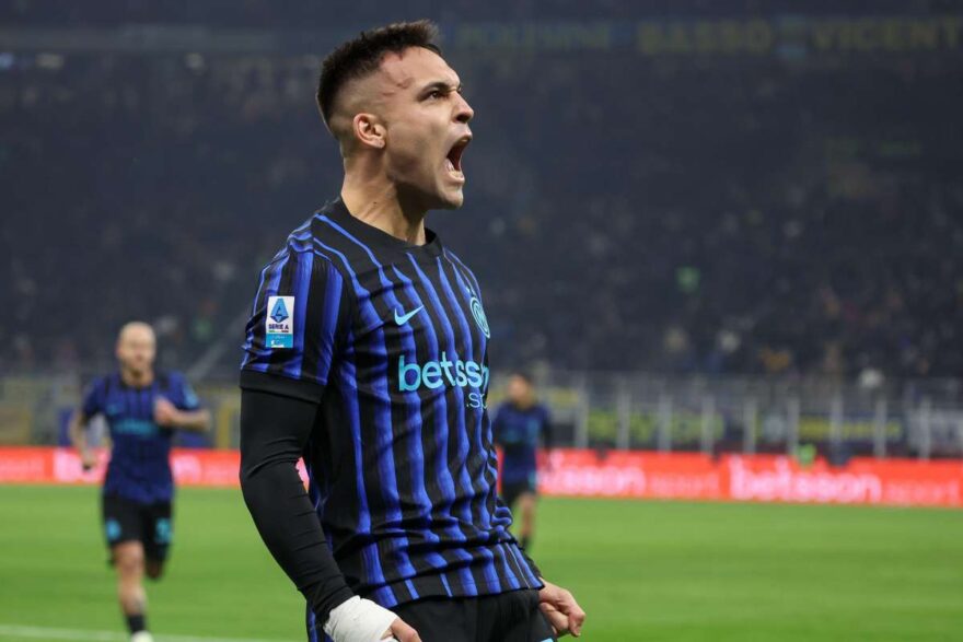 Lautaro esulta dopo il gol in Inter-Bologna