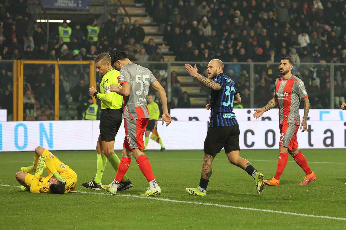 Cremonese-Inter: Audero a terra dopo il lancio del petardo