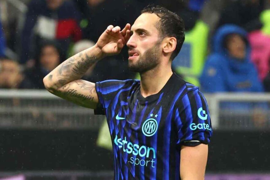 Calhanoglu esulta dopo un gol con l'Inter