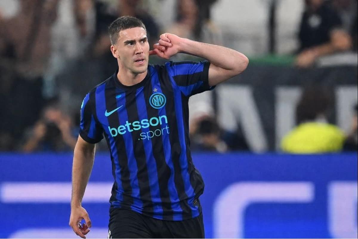 Vlahovic con la maglia dell'Inter: foto AI
