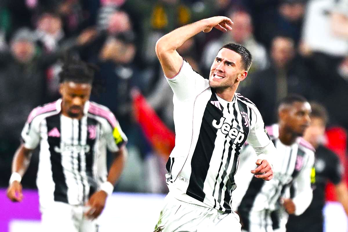 Vlahovic esulta dopo un gol con la Juve