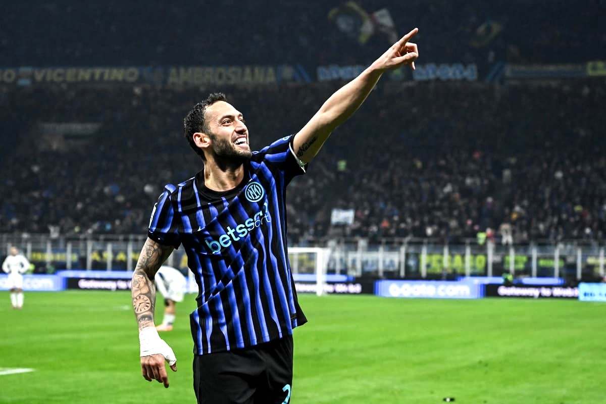 Calhanoglu esulta dopo un gol