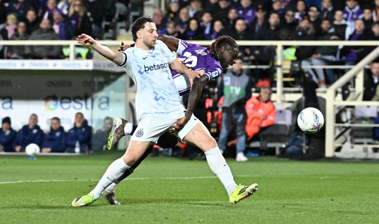 Carlos Augusto contro Kean in Fiorentina-Inter