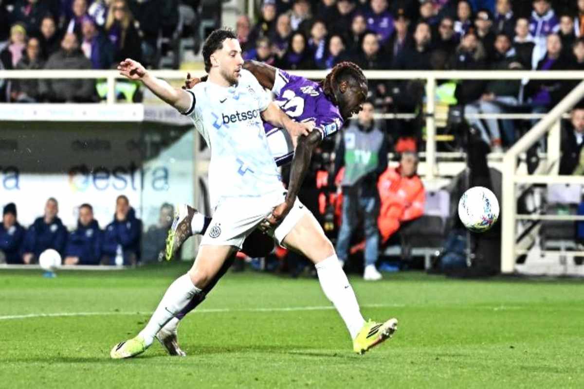 Carlos Augusto contro Kean in Fiorentina-Inter