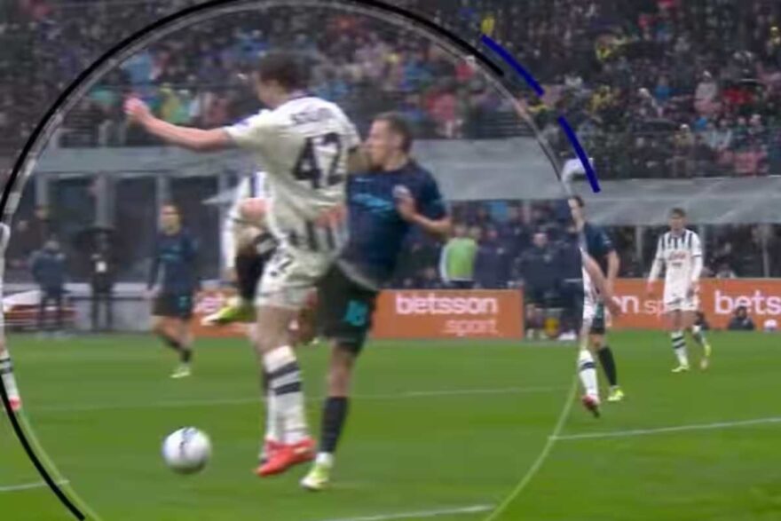 Scalvini commette fallo da rigore su Frattesi in Inter-Atalanta