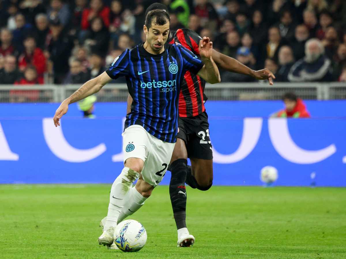 Mkhitaryan in azione nel derby col Milan
