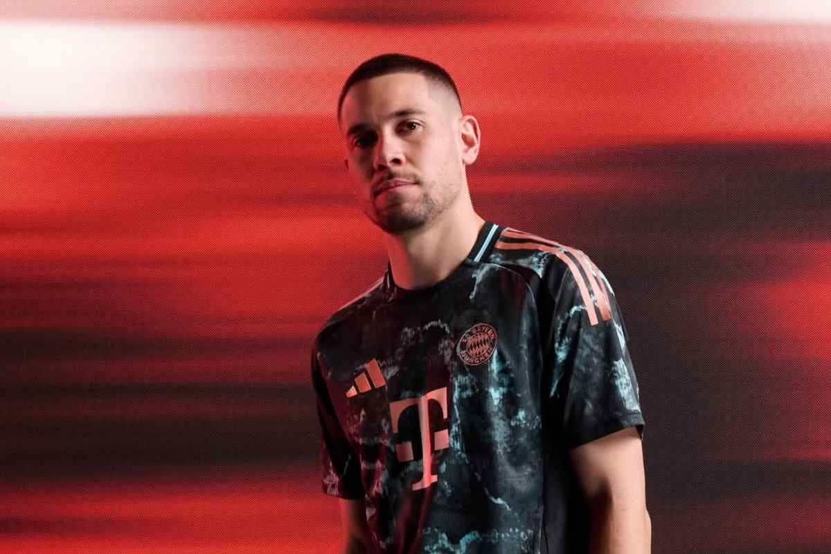 Raphael Guerreiro con la terza maglia del Bayern Monaco