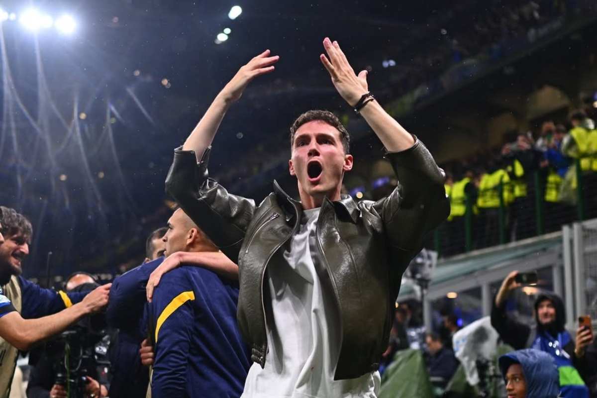 Pavard esulta durante Inter-Barcellona del 6 maggio 2025