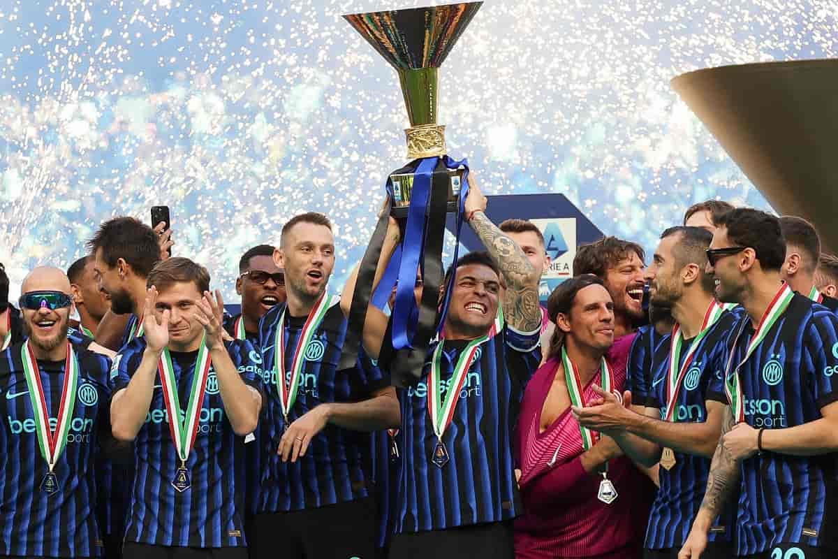 Calciomercato Inter, otto giocatori (più Dumfries?) vanno via