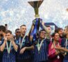 Trevisani celebra Akanji per lo scudetto dell'Inter