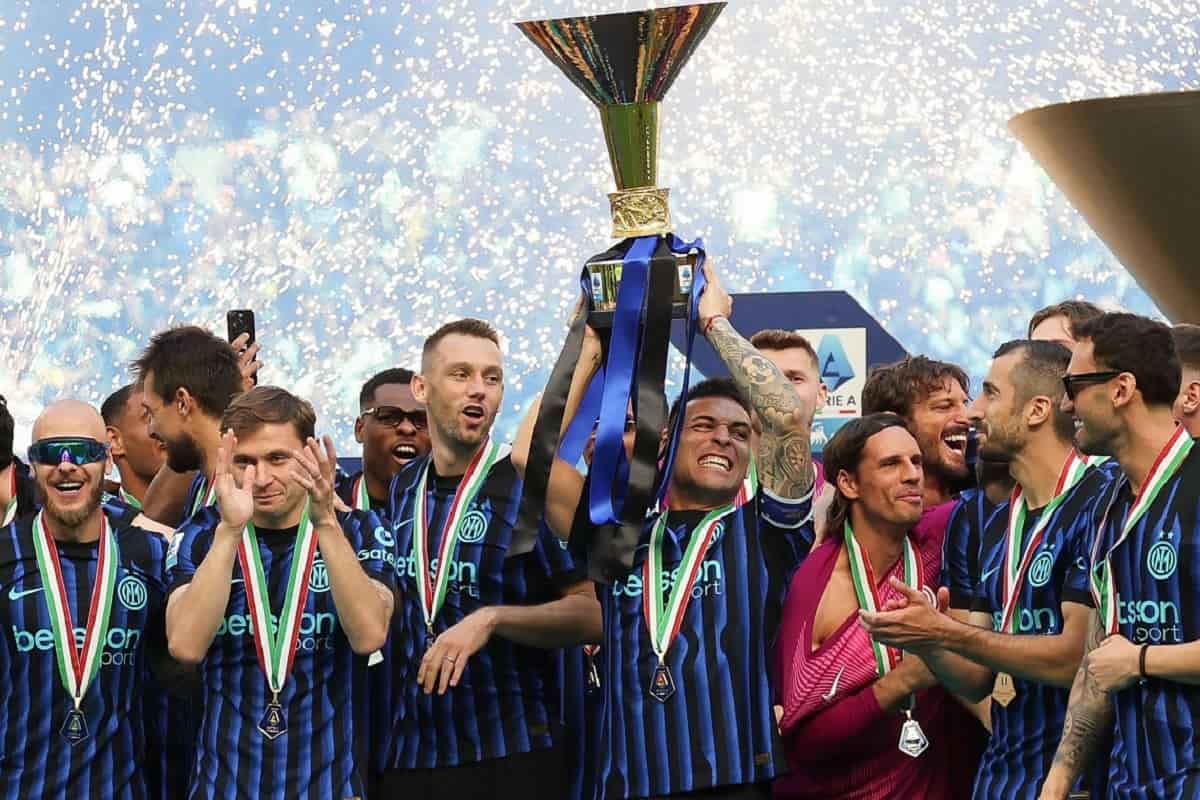 Trevisani celebra Akanji per lo scudetto dell'Inter