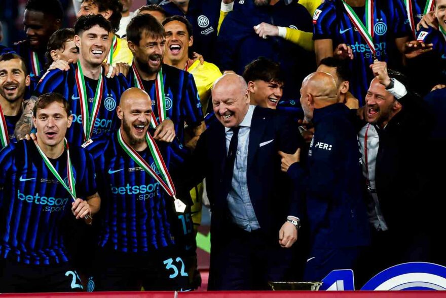 Marotta festeggia coi calciatori la vittoria dello Scudetto