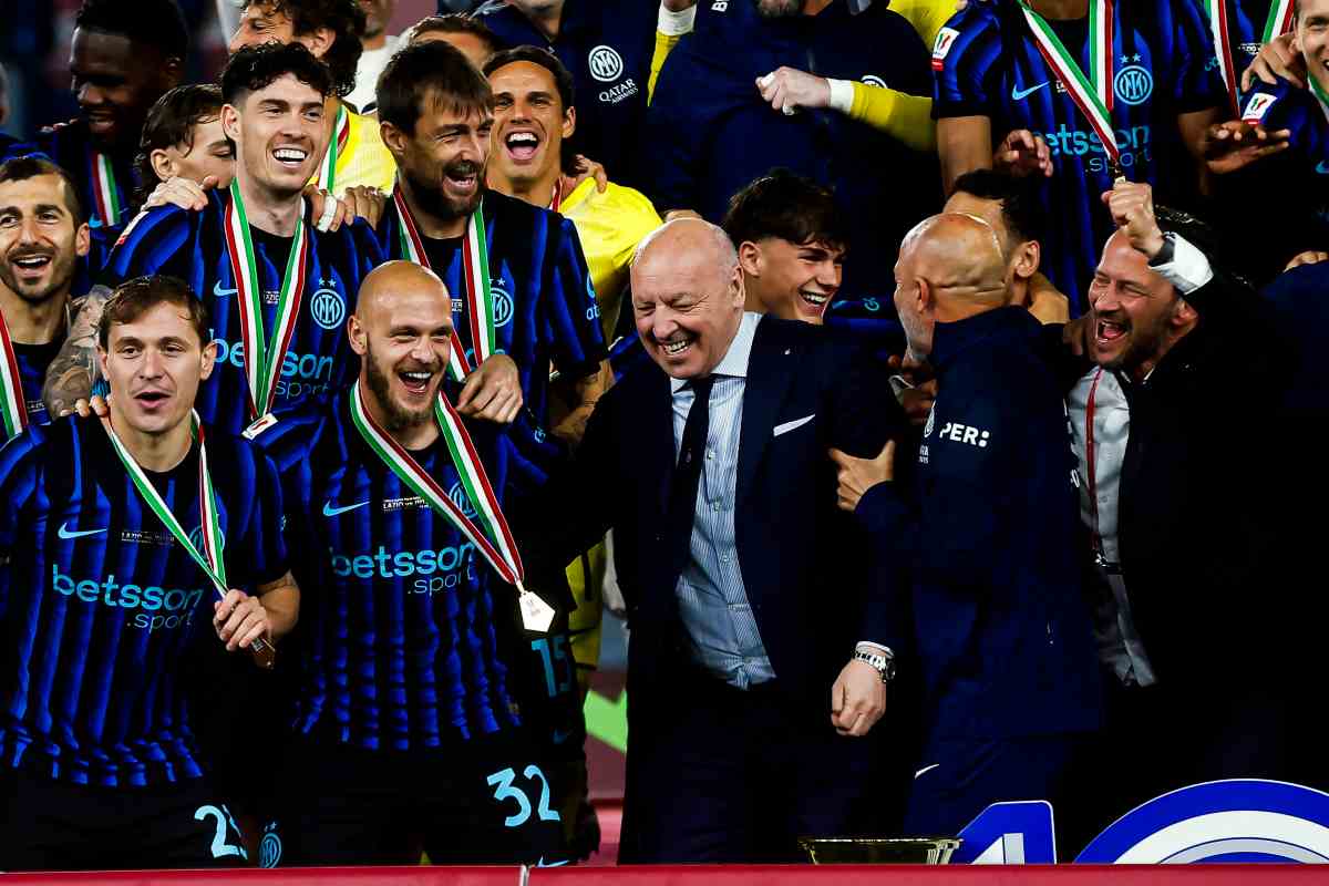 Marotta festeggia coi calciatori la vittoria dello Scudetto